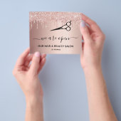 Het heropenen van haar schoonheid salon roos goudg flyer (Hand)