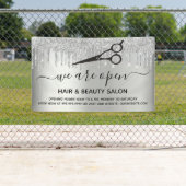 Het heropenen van haar schoonheidssalon zilverglit spandoek (Insitu)