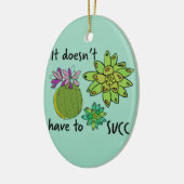 Het hoeft niet zo te zijn keramisch ornament (Links)