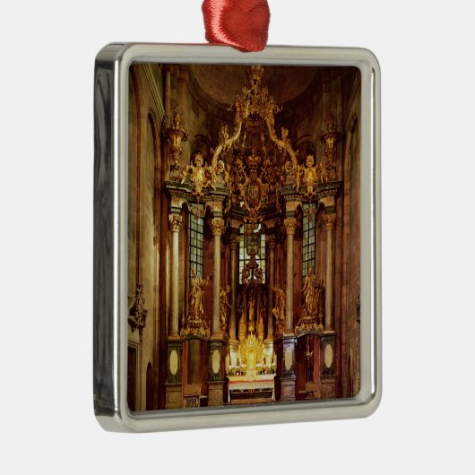 Het hoge altaar in het oostelijke gedeelte van het metalen ornament (Rechts)