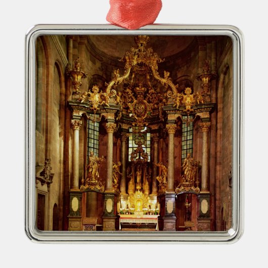 Het hoge altaar in het oostelijke gedeelte van het metalen ornament (Voorkant)