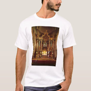 Het hoge altaar in het oostelijke gedeelte van het t-shirt