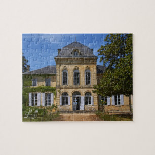 Het hoofdgebouw van het kasteel, gerenoveerd door legpuzzel