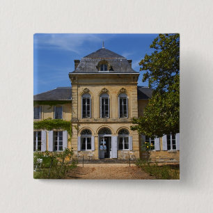 Het hoofdgebouw van het kasteel, gerenoveerd door vierkante button 5,1 cm