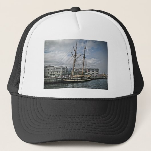 Het hoogste schip in Halifax Trucker Pet (Voorkant)