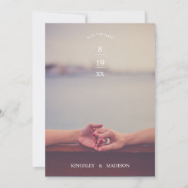 Het houden van handen moderne bruiloft bewaart de save the date