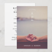 Het houden van handen moderne bruiloft bewaart de  save the date (Voorkant / Achterkant)