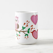 Het houden van Owl koppel op een tak Koffiemok (Center)