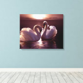 Het houden Zwans die een Hart vormen Canvas Afdruk (Insitu (Houten vloer))