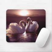 Het houden Zwans die een Hart vormen Muismat (Met muis)