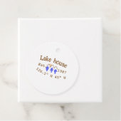 Het huis aan het meer. Datum jaar aangepaste coörd Bedankjes Labels (In situ)