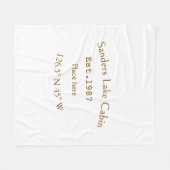 Het huis aan het meer. Datum jaar aangepaste coörd Fleece Deken (Voorkant (Horizontaal))