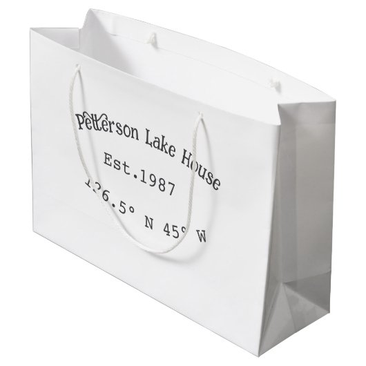 Het huis aan het meer. Datum jaar aangepaste coörd Groot Cadeauzakje (Achterkant Gekanteld)