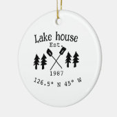 Het huis aan het meer. Datum jaar aangepaste coörd Keramisch Ornament (Links)