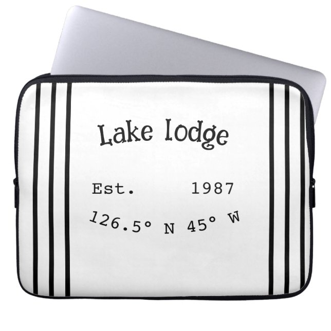 Het huis aan het meer. Datum jaar aangepaste coörd Laptop Sleeve (Voorkant)