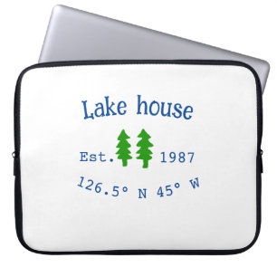 Het huis aan het meer. Datum jaar aangepaste coörd Laptop Sleeve