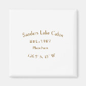 Het huis aan het meer. Datum jaar aangepaste coörd Magneet (Voorkant)