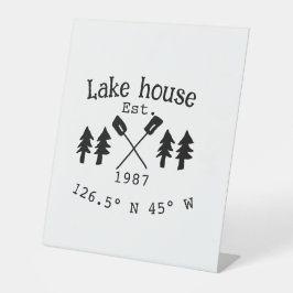 Het huis aan het meer. Datum jaar aangepaste coörd Reclamebord Met Voetstuk