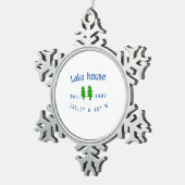 Het huis aan het meer. Datum jaar aangepaste coörd Tin Sneeuwvlok Ornament (Rechts)