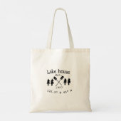 Het huis aan het meer. Datum jaar aangepaste coörd Tote Bag (Achterkant)