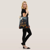 Het huis naast de Deadman's Tree Tote Bag (Op model)