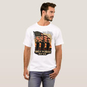 Het huis van de dappere 4 juli Patriottische Milit T-shirt (Voorkant volledig)