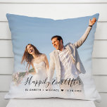 Het huwelijk is gelukkig ooit na de foto kussen<br><div class="desc">Gepersonaliseerde elegante kussen met uw trouwdag foto overlapt met "Happily Ever After" in een stijlvol script en de bruid en bruidegom namen en bruiloft datum. Een geweldig souvenir cadeau voor pasgetrouwden.</div>