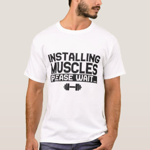 Het installeren van spieren alsjeblieft wacht op d t-shirt