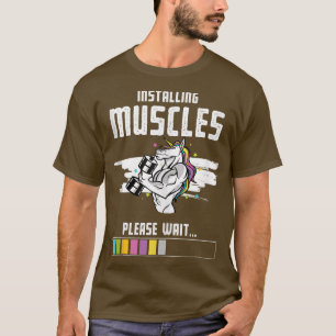 Het installeren van spieren alstublieft wachten op t-shirt