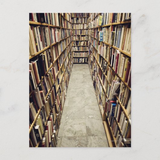 Het interieur van een tweedehands boekwinkel Zwede Briefkaart (Voorkant)