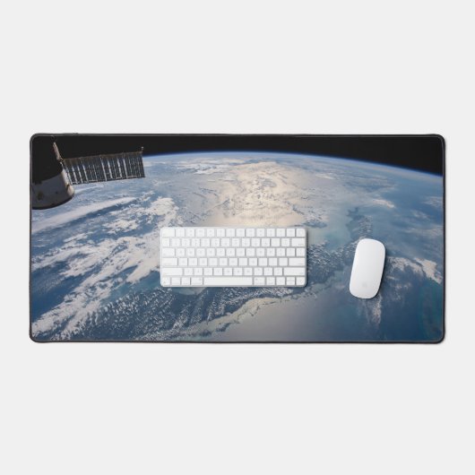 Het internationale ruimtestation boven de Atlantis Bureaumat (Keyboard & Muis)