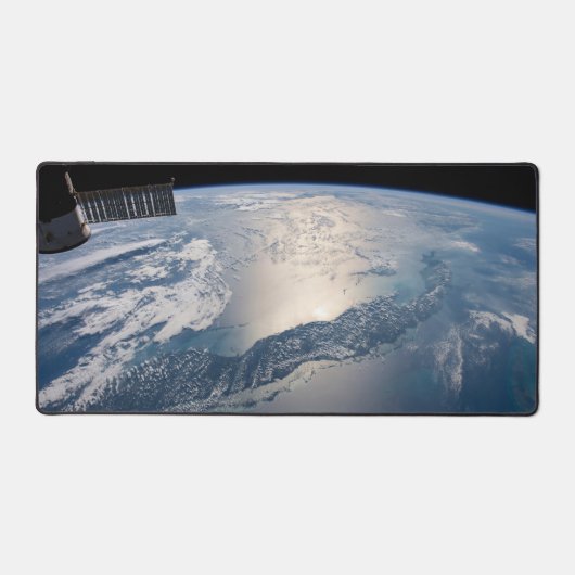 Het internationale ruimtestation boven de Atlantis Bureaumat (Voorkant)