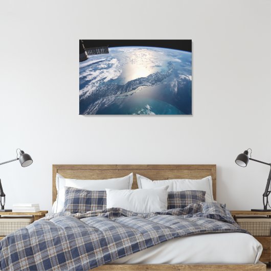 Het internationale ruimtestation boven de Atlantis Canvas Afdruk (Insitu (Slaapkamer))