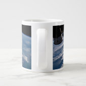 Het internationale ruimtestation boven de Atlantis Grote Koffiekop (Achterkant)