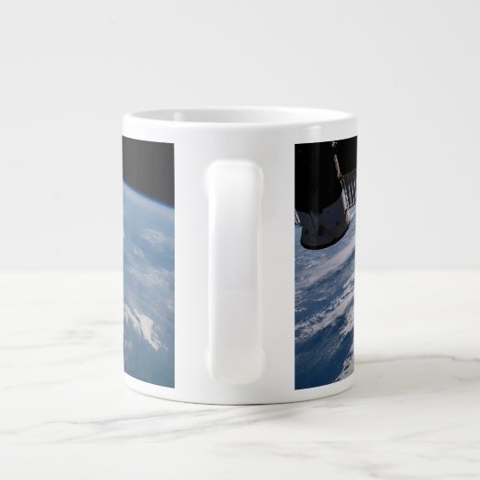 Het internationale ruimtestation boven de Atlantis Grote Koffiekop (Achterkant)