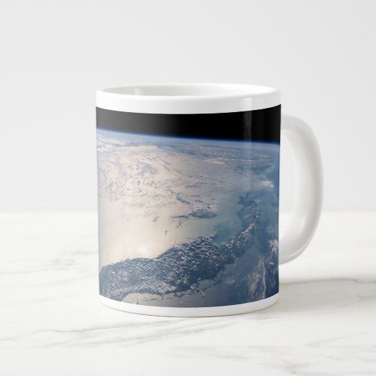 Het internationale ruimtestation boven de Atlantis Grote Koffiekop (Voorkant rechts)