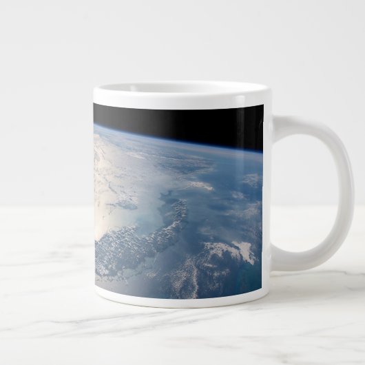 Het internationale ruimtestation boven de Atlantis Grote Koffiekop (Rechts)