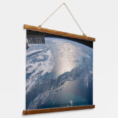 Het internationale ruimtestation boven de Atlantis Hangend Wandkleed (Gebogen)