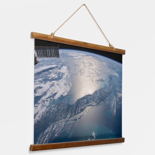 Het internationale ruimtestation boven de Atlantis Hangend Wandkleed (Gebogen)