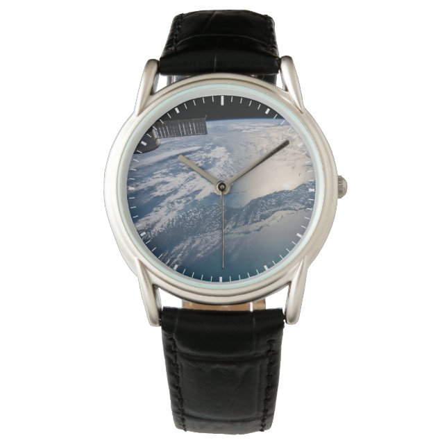 Het internationale ruimtestation boven de Atlantis Horloge (Voorkant)