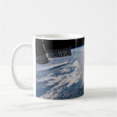 Het internationale ruimtestation boven de Atlantis Koffiemok (Links)