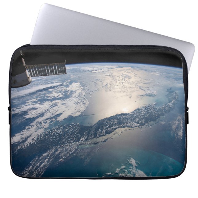 Het internationale ruimtestation boven de Atlantis Laptop Sleeve (Voorkant)
