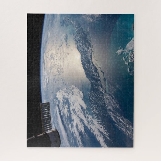 Het internationale ruimtestation boven de Atlantis Legpuzzel (Verticaal)