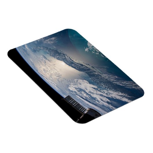 Het internationale ruimtestation boven de Atlantis Magneet (Rechterzijde)