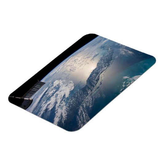 Het internationale ruimtestation boven de Atlantis Magneet (Linkerzijde)