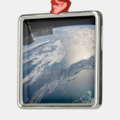 Het internationale ruimtestation boven de Atlantis Metalen Ornament (Links)