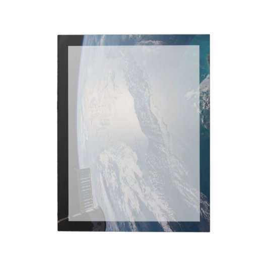 Het internationale ruimtestation boven de Atlantis Notitieblok (Linkerzijde)