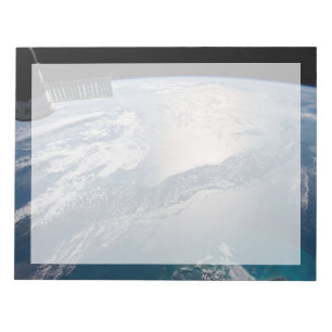 Het internationale ruimtestation boven de Atlantis Notitieblok