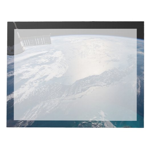 Het internationale ruimtestation boven de Atlantis Notitieblok (Voorkant)