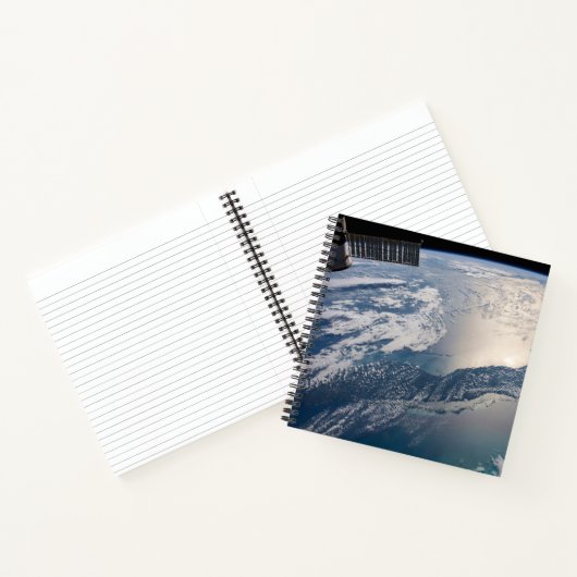 Het internationale ruimtestation boven de Atlantis Notitieboek (Binnen)